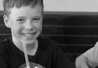 Nem vette észre: 15 méteren át hajtott egy 9 éves fiúval a kocsija alatt egy idős férfi - Fotók