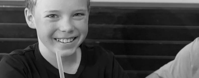 Nem vette észre: 15 méteren át hajtott egy 9 éves fiúval a kocsija alatt egy idős férfi - Fotók