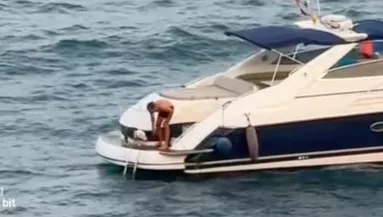 Bedobja a kutyát a jachtról a tengerbe a férfi, majd elhajt: megdöbbentő, ami ezután történik - Videó