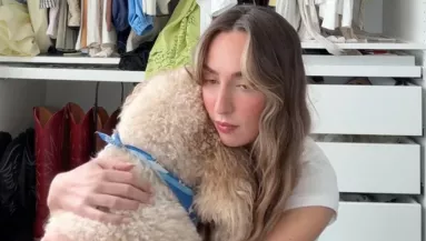 Azt hiszi a csaj, ölelésre vágyik a kutyája: gusztustalan, ami ezután töténik - Videó