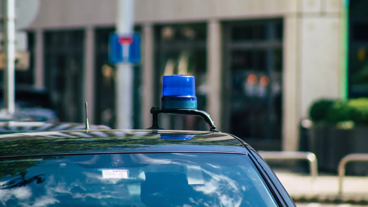 Késsel támadt egy diák a tanárnőjére - Fegyveres rendőrök a környéken, helikopter a levegőben - Fotó