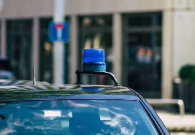 Késsel támadt egy diák a tanárnőjére - Fegyveres rendőrök a környéken, helikopter a levegőben - Fotó