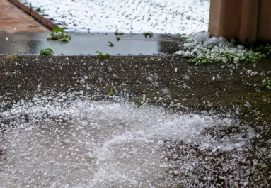 Jégesővel jön a zuhé: 8 vármegyére frissítették a riasztást