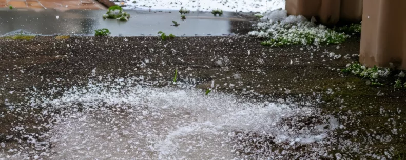 Jégesővel jön a zuhé: 8 vármegyére frissítették a riasztást