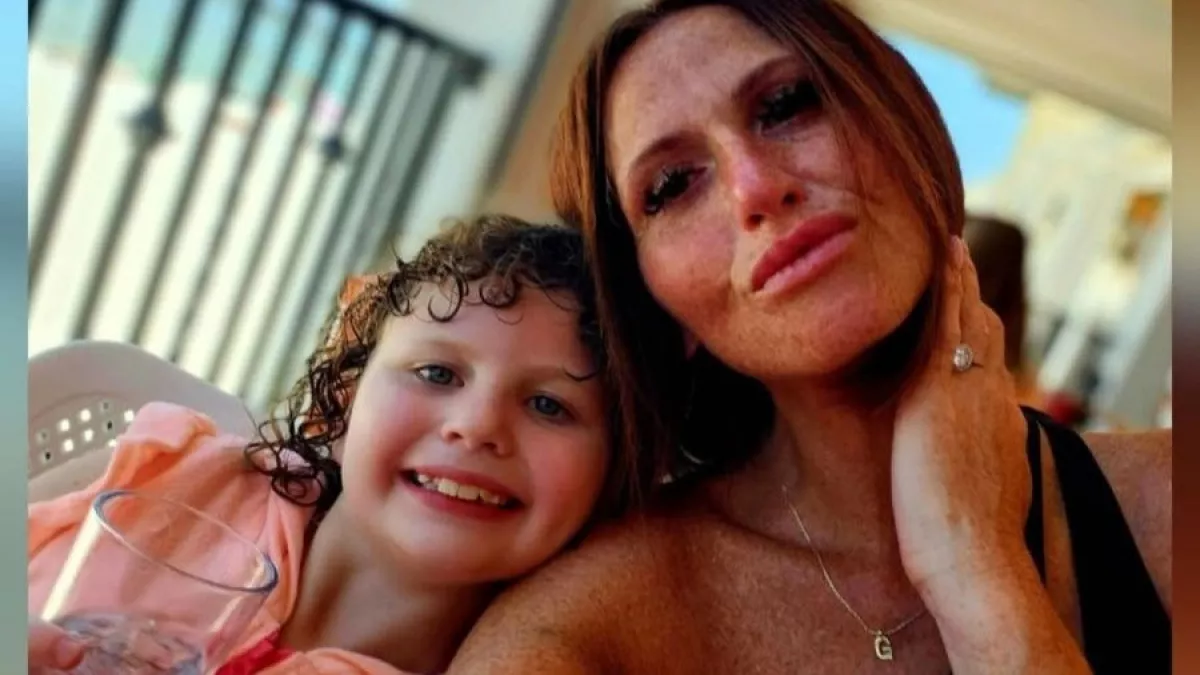 Megmártózott az anyukájával a tengerben a 7 éves Mila: az életéért küzd a nő azóta - Fotók