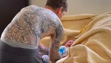 Spórolni akart a babafotózáson Dani: az otthon készített képei pusztítóak - Videó