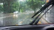 70 km/h-s szél, felhőszakadás és jég: 13 vármegyére frissítették a riasztást