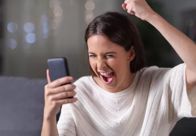 "Szeretlek" - írták a nők SMS-ben a férjüknek: a válazasik pusztítóak - Fotók