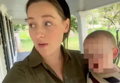 Hazaér az anya: amikor meglátja, ki vár rá ott, sokkot kap - Videó