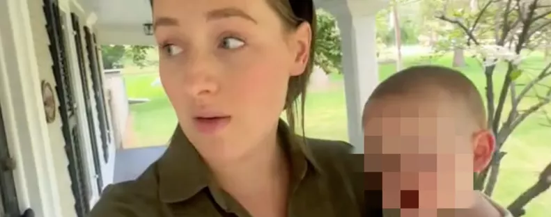 Hazaér az anya: amikor meglátja, ki vár rá ott, sokkot kap - Videó