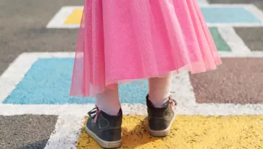 Gyomorforgató bűz áradt a kislány szoknyájából: sokkolta az anyját, mi volt az oka - Videó