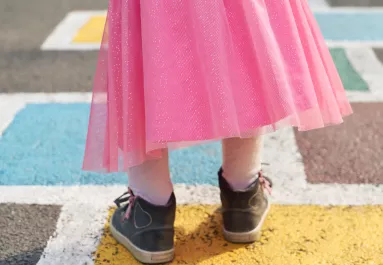 Gyomorforgató bűz áradt a kislány szoknyájából: sokkolta az anyját, mi volt az oka - Videó