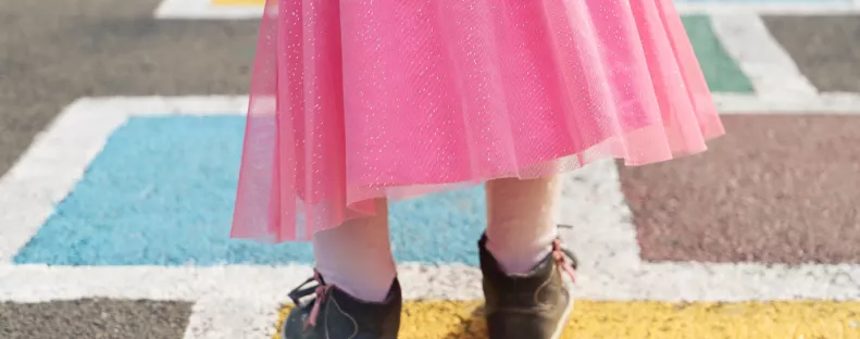 Gyomorforgató bűz áradt a kislány szoknyájából: sokkolta az anyját, mi volt az oka - Videó