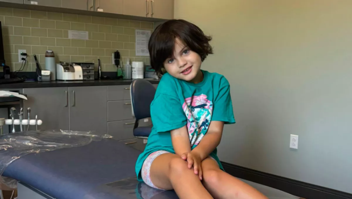 Szomorú a kislány, hogy a nagyszülei nem látogathatják meg – amit a szülei ezután tesznek, könnyeket csal a szemébe - Fotó