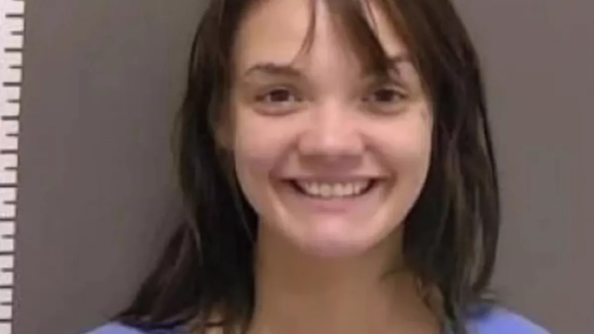 Őrült vigyor a brutális tett után: a 23 éves Lena börtönre számíthat