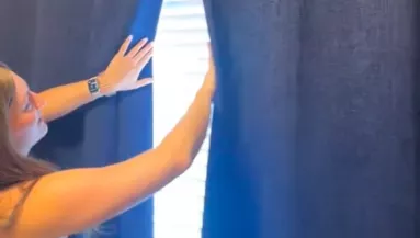 Az Airbnb-n foglaltak szállást a csajok: hátborzongató dolog várt rájuk a függöny mögött - Videó