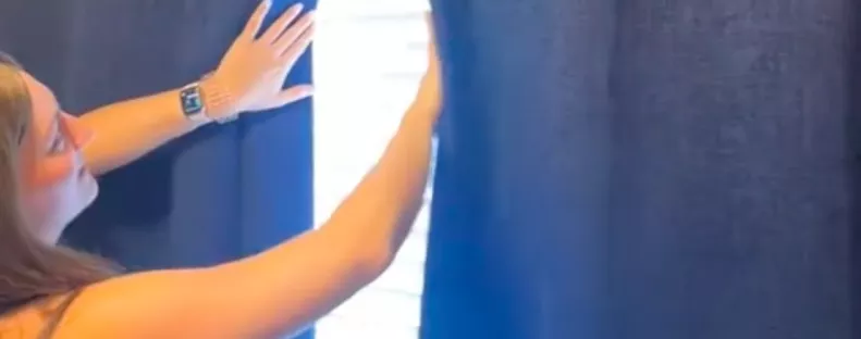 Az Airbnb-n foglaltak szállást a csajok: hátborzongató dolog várt rájuk a függöny mögött - Videó