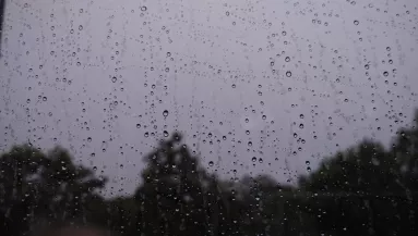 Jön a zuhé: zivatarok és jég miatt adtak ki riasztást ezekre a vármegyékre