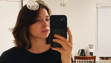 Hajnal 3-kor kelt a nő, hogy valami nyálkás az ágyában: amikor felemelte a takarót, elállt a lélegzete - Videó