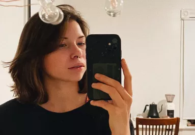 Hajnal 3-kor kelt a nő, hogy valami nyálkás az ágyában: amikor felemelte a takarót, elállt a lélegzete - Videó