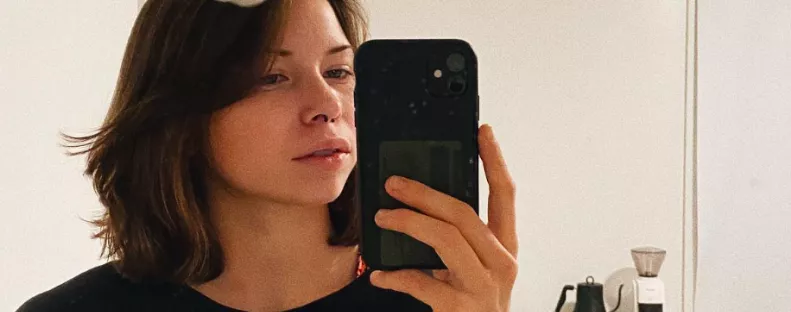 Hajnal 3-kor kelt a nő, hogy valami nyálkás az ágyában: amikor felemelte a takarót, elállt a lélegzete - Videó