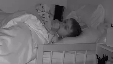 Fotót ad a fiának Emma: elsírja magát, amikor ezután a babamonitorra néz - Videó