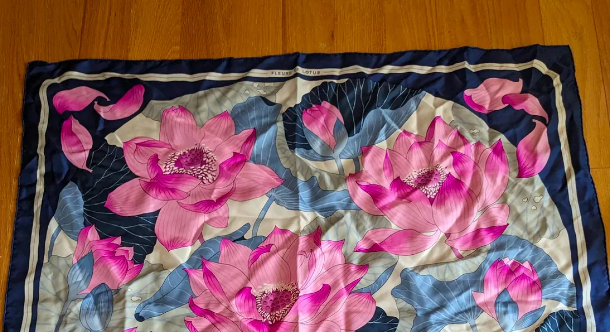 Dizájner kendőt vett a bolhapiacon a nő: sokkolta a valós ára - 