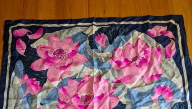 Dizájner kendőt vett a bolhapiacon a nő: sokkolta a valós ára - 