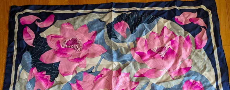 Dizájner kendőt vett a bolhapiacon a nő: sokkolta a valós ára - 