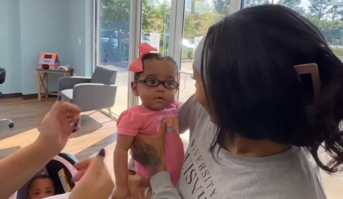 Először látja a szemüvegével az anyját a baba: a reakciója könnyeket fakaszt - Videó