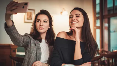 Ez az 5 viselkedés leplezi le: a barátod kamu