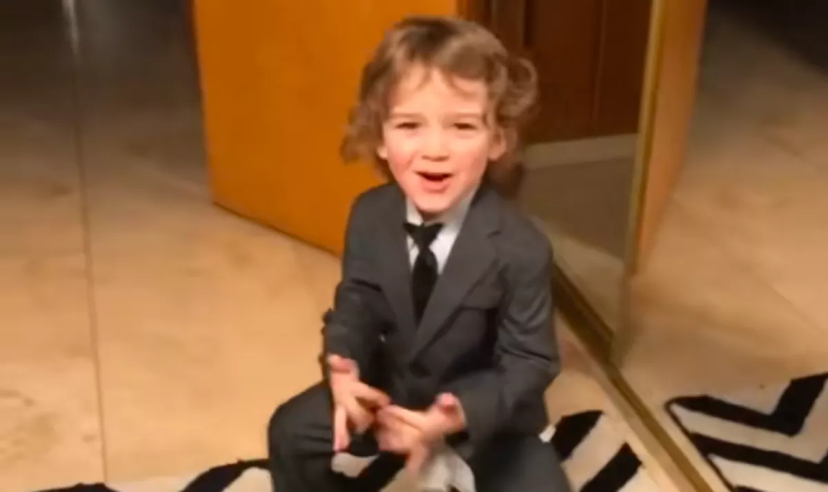 Első öltönyének örül a 2 éves kisfiú: pedig felkavaró oka van - Videó