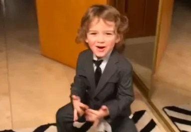 Első öltönyének örül a 2 éves kisfiú: pedig felkavaró oka van - Videó