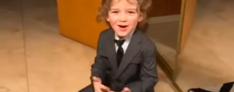 Első öltönyének örül a 2 éves kisfiú: pedig felkavaró oka van - Videó