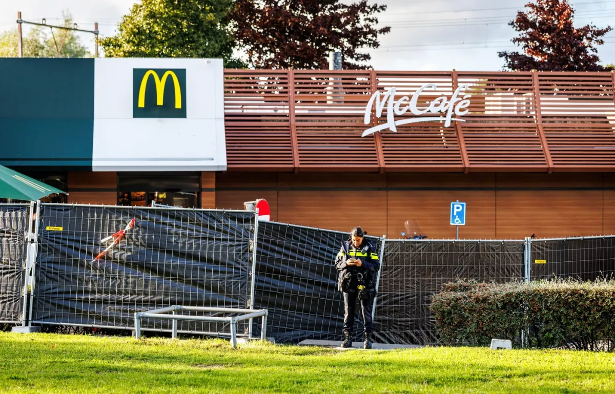 Közvetlenül a McDonalds előtt: rendőrök lőttek le egy tinédzsert - Fotók