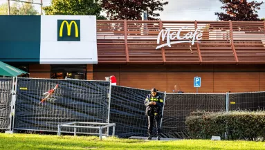 Közvetlenül a McDonalds előtt: rendőrök lőttek le egy tinédzsert - Fotók