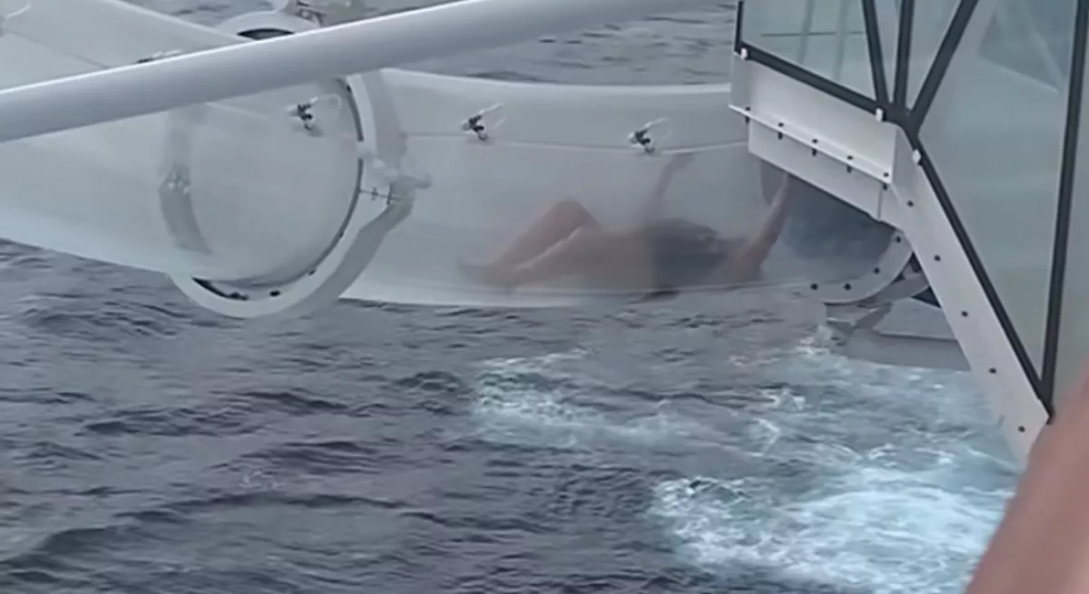 Az óceánjáró átlátszó csúszdájába szorult egy nő - a nyílt óceán felett - Videó