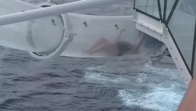 Az óceánjáró átlátszó csúszdájába szorult egy nő - a nyílt óceán felett - Videó