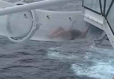 Az óceánjáró átlátszó csúszdájába szorult egy nő - a nyílt óceán felett - Videó