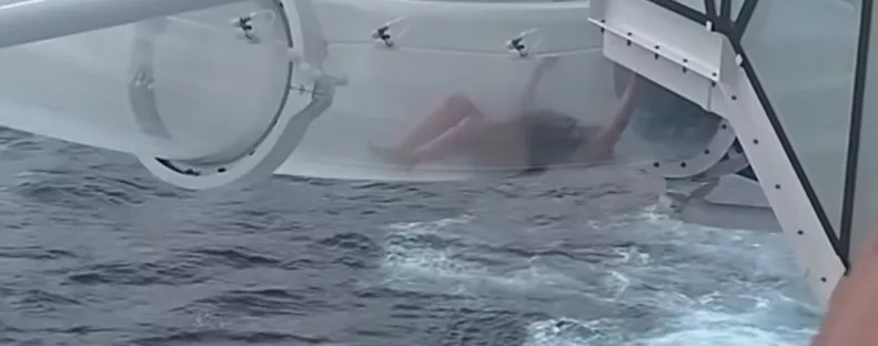 Az óceánjáró átlátszó csúszdájába szorult egy nő - a nyílt óceán felett - Videó