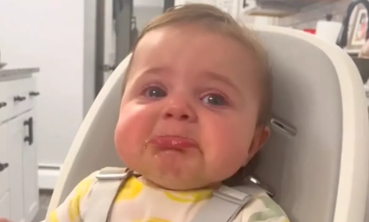 Keserű sírásban tör ki Gabrielláék babája az etetőszékben: az oka mindenkit értetlenül hagy - Videó