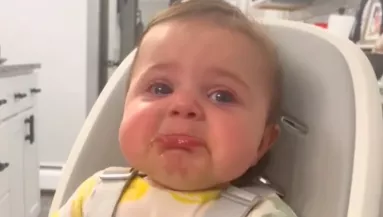 Keserű sírásban tör ki Gabrielláék babája az etetőszékben: az oka mindenkit értetlenül hagy - Videó