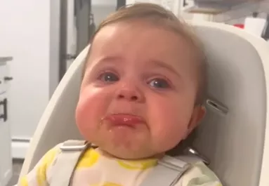 Keserű sírásban tör ki Gabrielláék babája az etetőszékben: az oka mindenkit értetlenül hagy - Videó