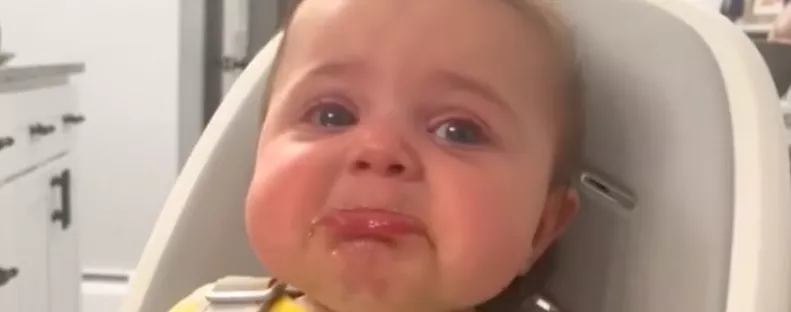 Keserű sírásban tör ki Gabrielláék babája az etetőszékben: az oka mindenkit értetlenül hagy - Videó