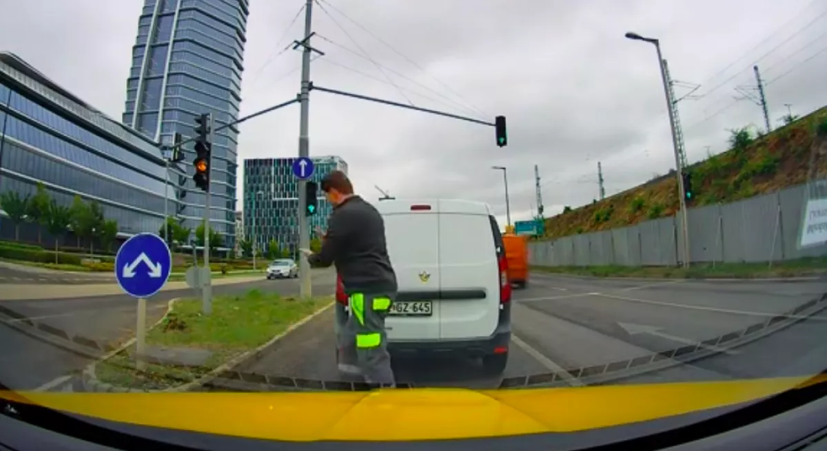 Kiszállt a furgonos a pirosnál a MOL-toronynál: amit ezután tett, az év lúzerévé teszi - Videó