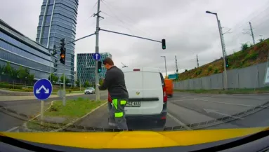 Kiszállt a furgonos a pirosnál a MOL-toronynál: amit ezután tett, az év lúzerévé teszi - Videó