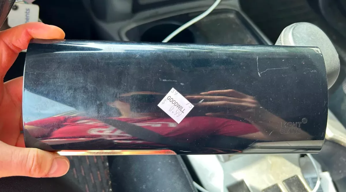 Olcsó dobozt vesz a turkálóban a nő: amikor meglátja, mi van benne, leesik az álla - Fotók