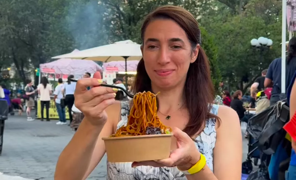 A tésztáját videózza a nő: amikor meglátja a felvételen, ki van mögötte, leesik az álla - Videó