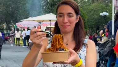 A tésztáját videózza a nő: amikor meglátja a felvételen, ki van mögötte, leesik az álla - Videó