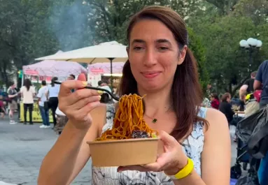 A tésztáját videózza a nő: amikor meglátja a felvételen, ki van mögötte, leesik az álla - Videó